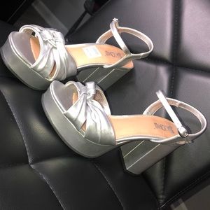 Beautiful silver thick heels 👡from Brash!